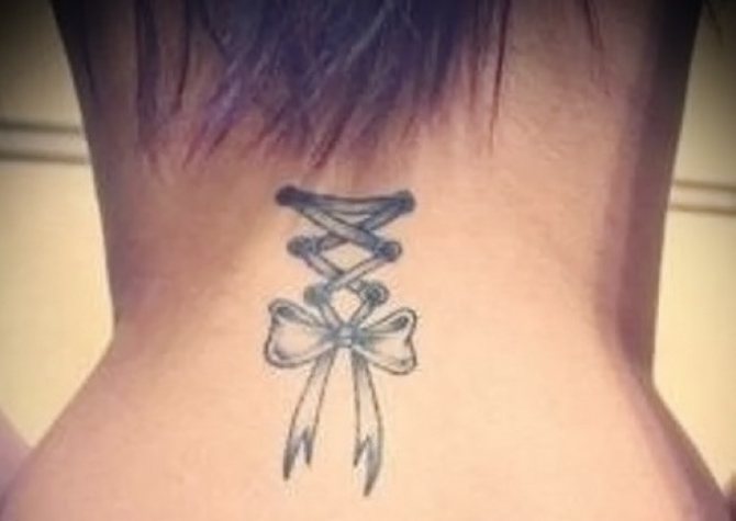Tetoválás íj és fűző formájában - egy lehetőség az igazi hölgyek számára