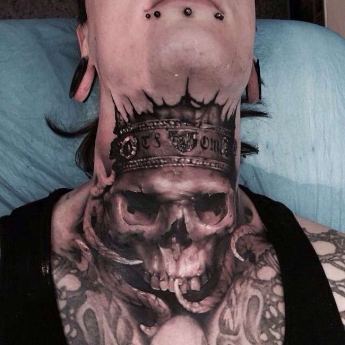 Un tatuaj cu un craniu nu va trece neobservat
