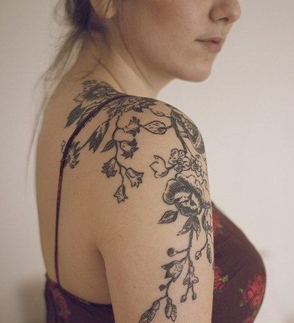 Gėlėta tatuiruotė dera su panašaus rašto suknele