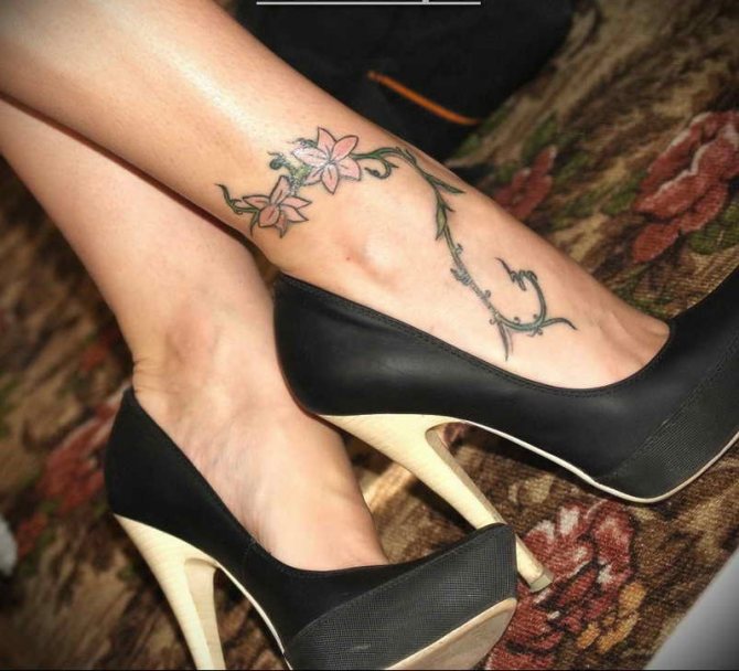 A tatuagem de flores fica óptima com sapatos