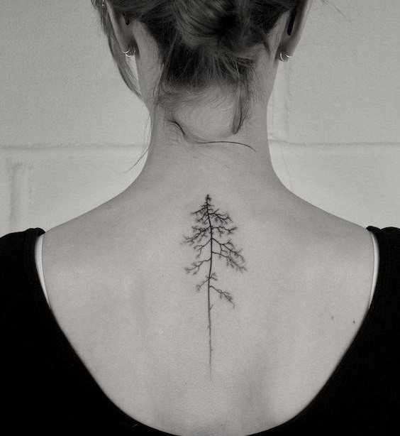 Tatuointi puuna on tyylikäs koristelu selkärangan linjalla.
