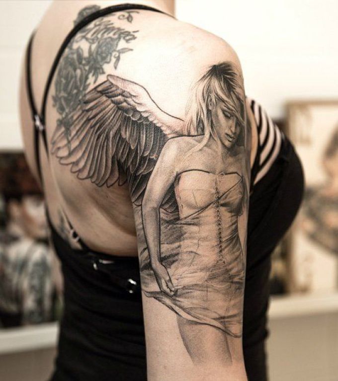 Tatuaggio a forma di ragazza angelo