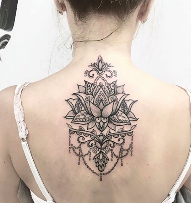 Il delicato tatuaggio del loto può essere abbozzato così