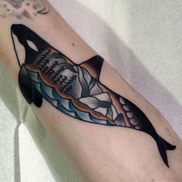 Τατουάζ της εικόνας με δελφίνι και τη φύση στο φόντο του