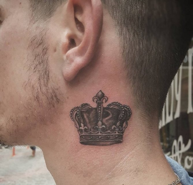 Tatuaj în formă de coroană