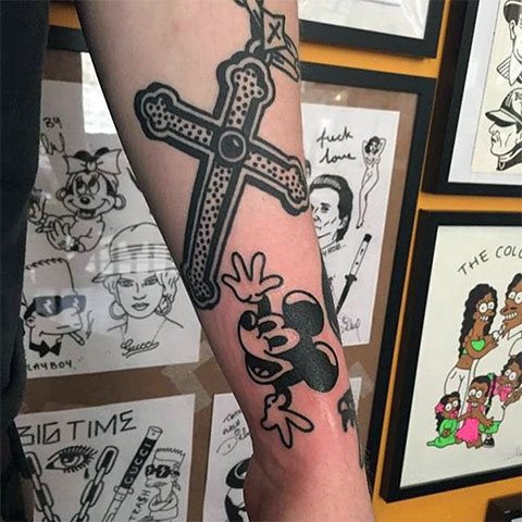 Kors-tatovering på hånden