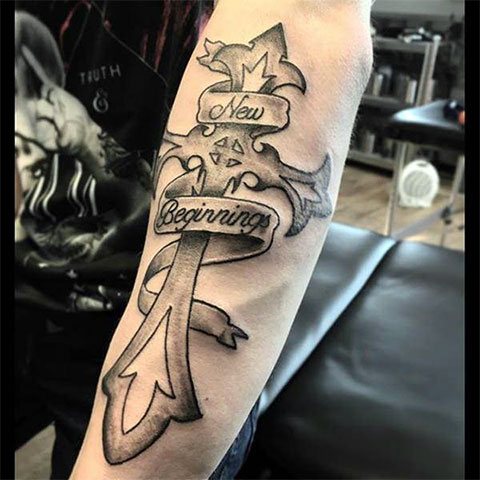 Τατουάζ με σταυρό στο χέρι
