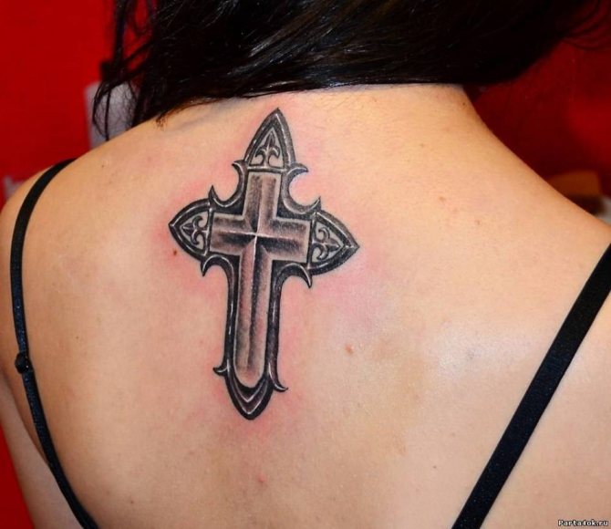 Tatuagem em forma de cruz contra o mau-olhado