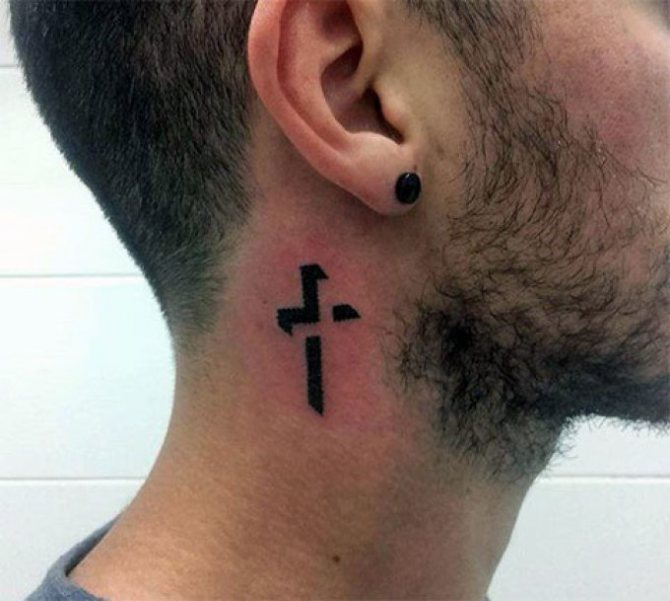 十字架形状的纹身--极简主义的缩影
