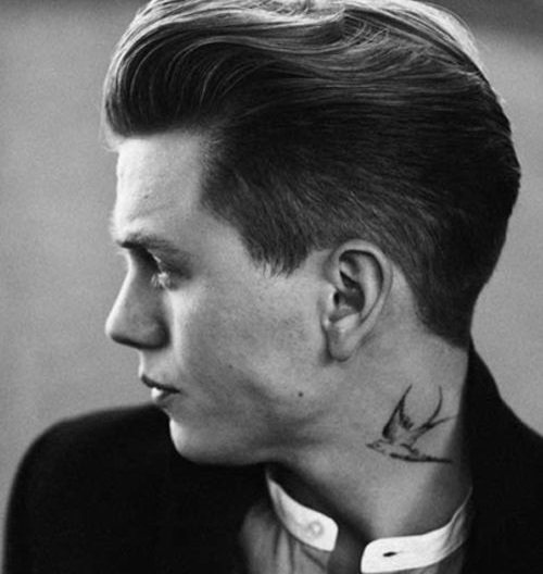 Le tatouage d'hirondelle est superbe sur le cou d'un homme.