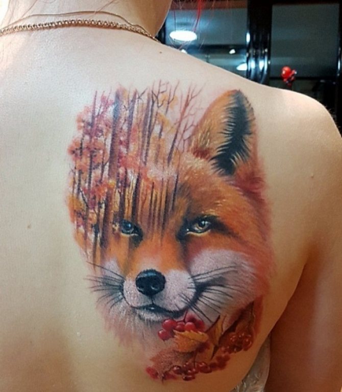 A tatuagem da raposa pode ser decorada com cores e elementos de Outono