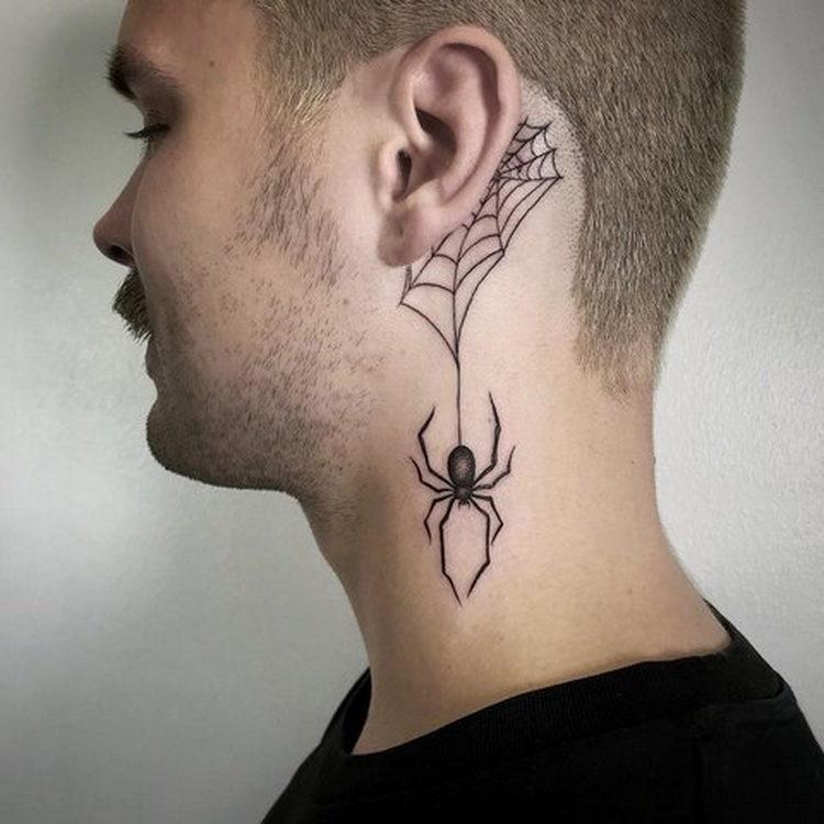 Tatuajul sub forma unui păianjen agățat de o pânză de păianjen - este, de asemenea, o soluție interesantă.