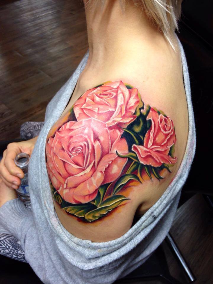 女性の肩にバラのタトゥー