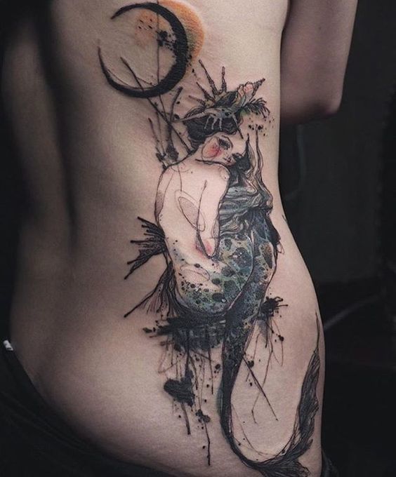 Tatuagem na forma de uma sereia