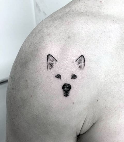 Câine tatuaj pe umăr