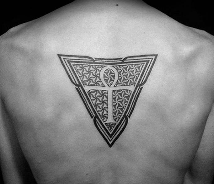 trīsstūra tetovējums uz muguras