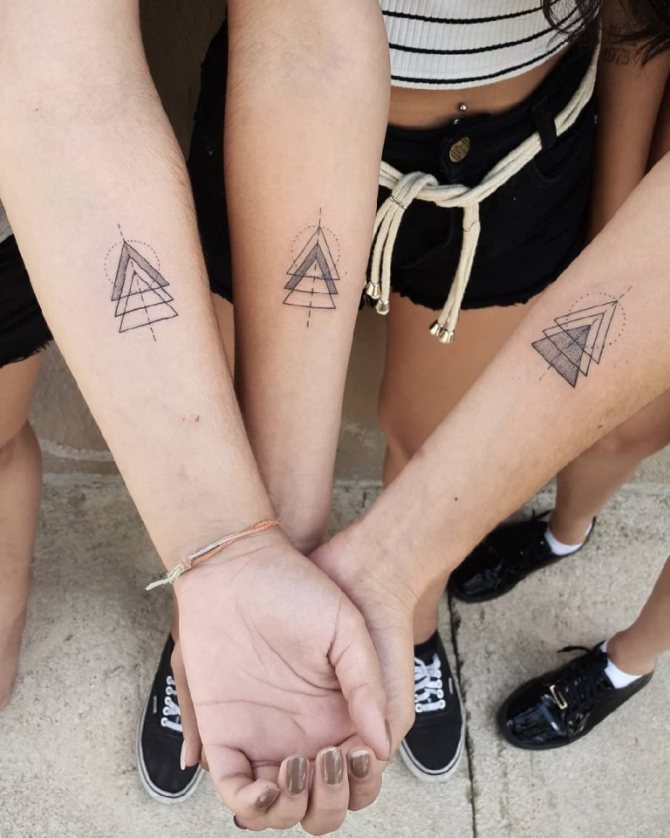 tatuaj triunghiular