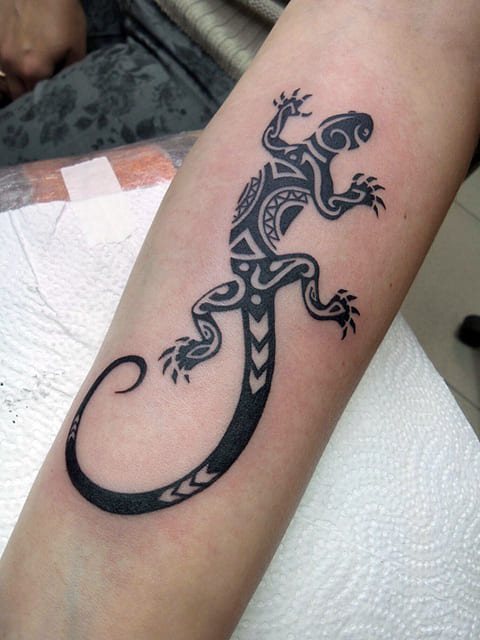 Tatuagem na forma de um lagarto