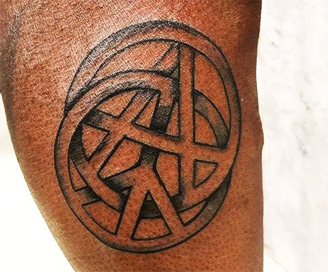 Tetovaža v obliki znaka za anarhijo