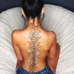 Tatuagem ao longo da coluna vertebral em raparigas. Foto, esboços