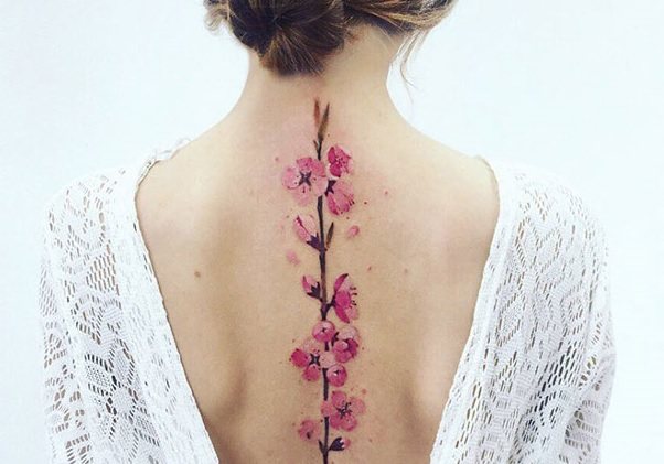 Tetoválás a gerinc mentén a lányoknál. Állóképek, vázlatok