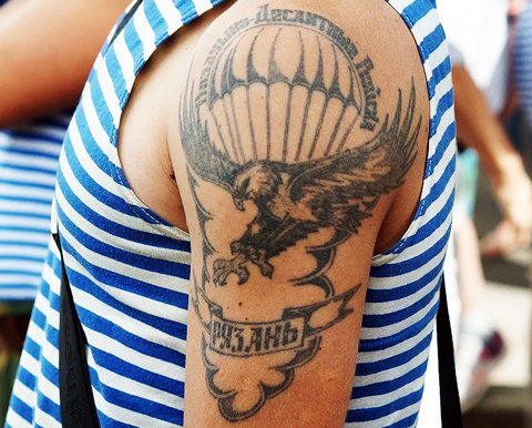 Oro desanto karių tatuiruotė su ereliu ir parašiutu