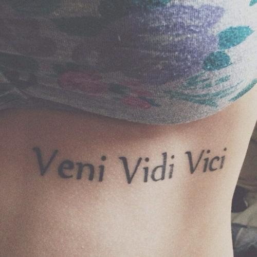Tattoo Veni, vidi, vici (Kam, sah, siegte!). Skizze, Übersetzung, Bedeutung.