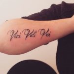 Tattoo Veni, vidi, vici (Kwam, zag, overwon!). Schets, vertaling, betekenis.