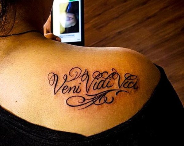 Tattoo Veni, vidi, vici (kom, så, sejrede!). Skitse, oversættelse, betydning.