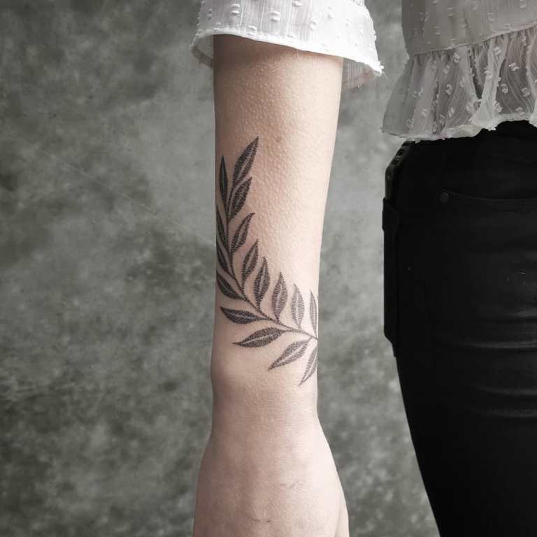 ramoscello tatuato sulla mano
