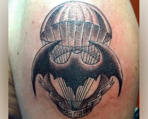 Tatuaggio militare di ricognizione con pipistrello e paracadute sulla spalla