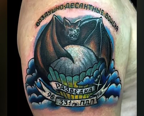 Tatuaggio con pipistrello e paracadute dell'intelligence militare