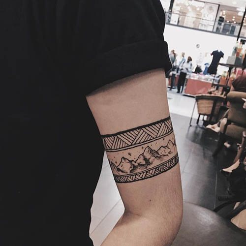Татуировка около бицепса мъж, жена. Снимка: в славянски стил, скитски модел, келтски възли