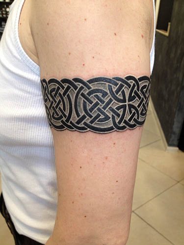 Татуировка около бицепса мъж, жена. Снимка: в славянски стил, скитски модел, келтски възли