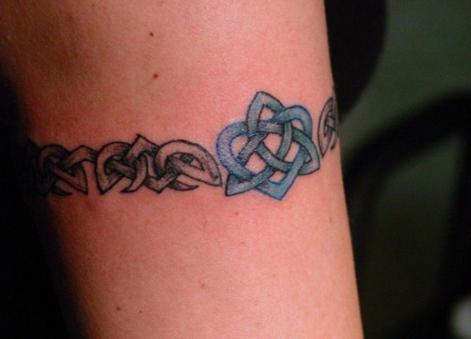 Tetovanie okolo bicepsu muž, žena. Foto: v slovanskom štýle, forma skýtskeho vzoru keltských uzlov