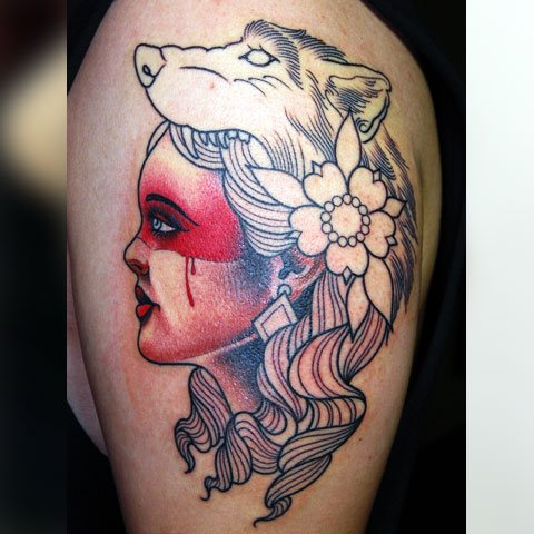 Tetoválás farkas egy lány vállán