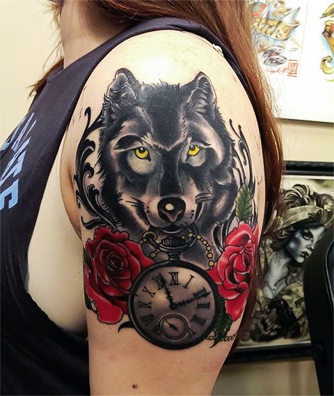 Татуировка вълк на раменете за момичета - снимка