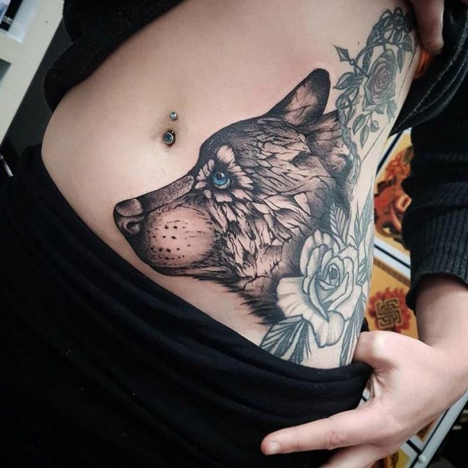Татуиране на вълк с цветя