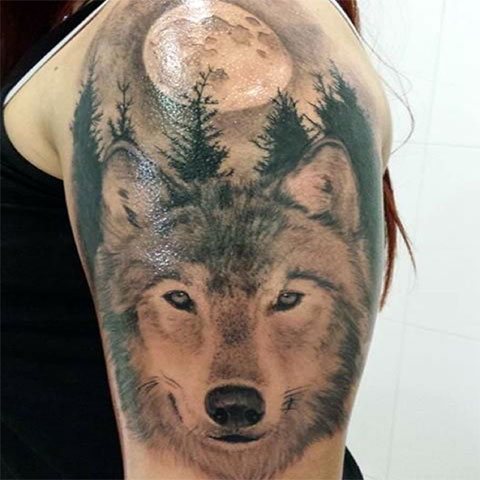 女孩肩上的狼纹身