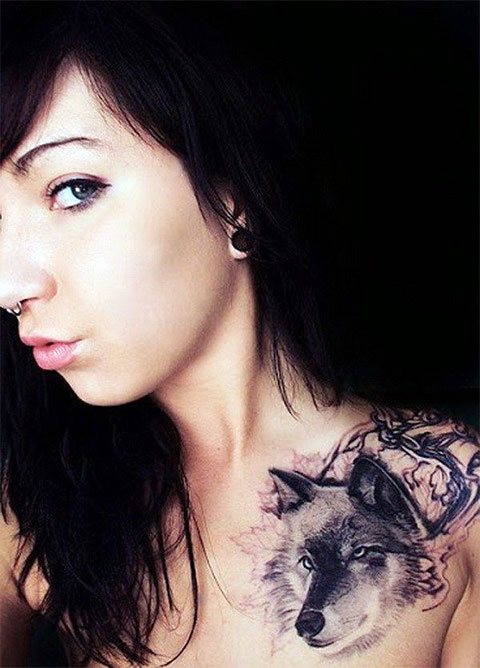 Татуировка вълк на рамото на момиче