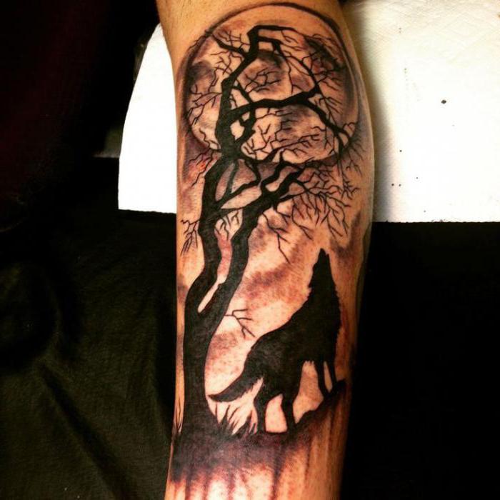 Tetovanie vyjúceho vlka na ramene