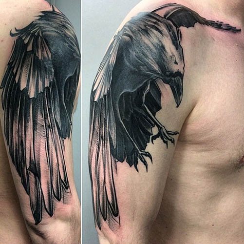 Tatuaggio di un corvo sulla spalla, braccio, petto e collo. Significato per uomini, ragazze