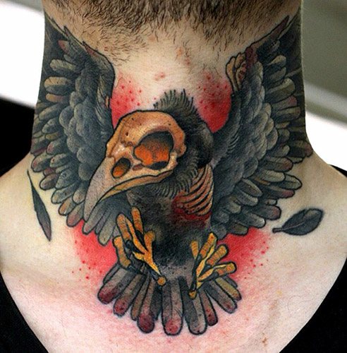 Τατουάζ ενός κορακιού στον ώμο, το χέρι, το στήθος και το λαιμό. Σημασία για άνδρες, κορίτσια