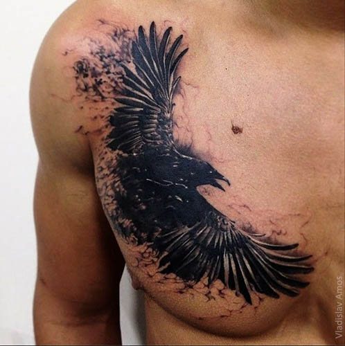 Tattoo van een raaf op de schouder, arm, borst en nek. Betekenis voor mannen, meisjes
