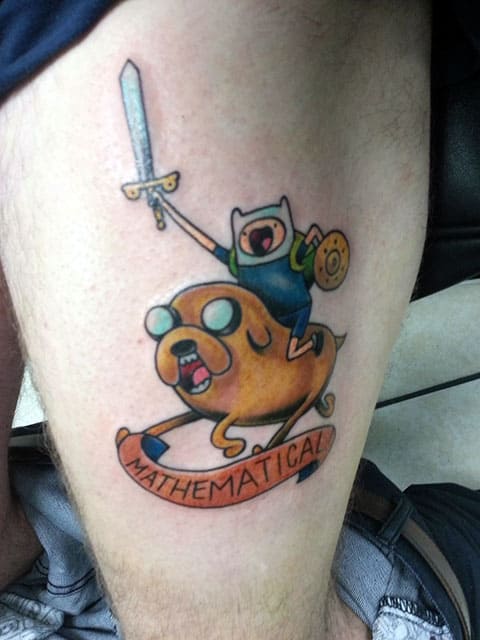 Adventure Time-tatovering på låret
