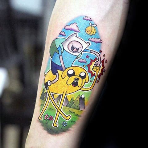 Adventure Time tatuointi kädessä