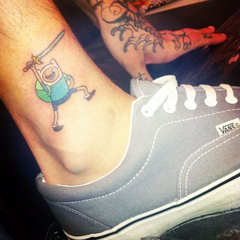 Adventure Time tatuointi nilkkaan
