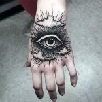 Tatuaż na nadgarstku w kształcie gałki ocznej