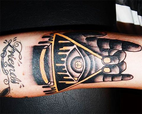 Tatuaj de ochiul atotvăzător într-un triunghi - fotografie