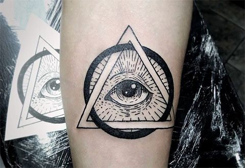 Tatuiruotė, vaizduojanti trikampyje esančią viską matančią akį